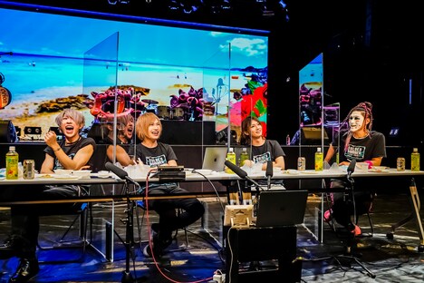 「『エアーツアー』〜気持ちは沖縄〜」より、打ち上げトークを楽しむゴールデンボンバー。（撮影：菅沼剛弘）