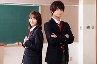 映画「胸が鳴るのは君のせい」篠原つかさ役の白石聖と有馬隼人役の浮所飛貴。(c)2021「胸が鳴るのは君のせい」製作委員会