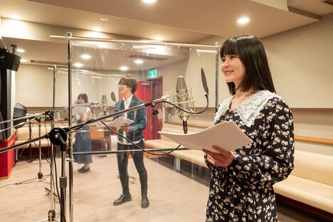 アフレコに挑戦する田村芽実。