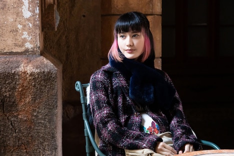 橋本愛演じる皐月。