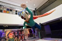 吹き抜けに展示された飛行艇少年BOYの巨大オブジェ。