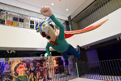 吹き抜けに展示された飛行艇少年BOYの巨大オブジェ。