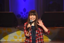 画面の向こうのファンに手を振るNao☆。