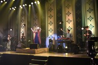 ライブを終え、画面の向こうのファンに手を振るNao☆とバンドメンバー。