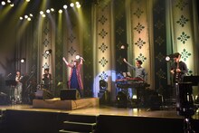 ライブを終え、画面の向こうのファンに手を振るNao☆とバンドメンバー。