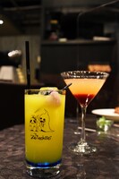 左から「アイツの目玉オレンジジュース」と「ペニュの毒毒モクモクジュース」。