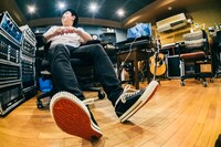 韻スニーカーの着用イメージ。