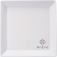 「NiziUデビュー応援キャンペーン『LINE で応募キャンペーン』」賞品のオリジナルプレート。