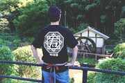「寿或屋」で販売されるTシャツ。
