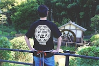 「寿或屋」で販売されるTシャツ。