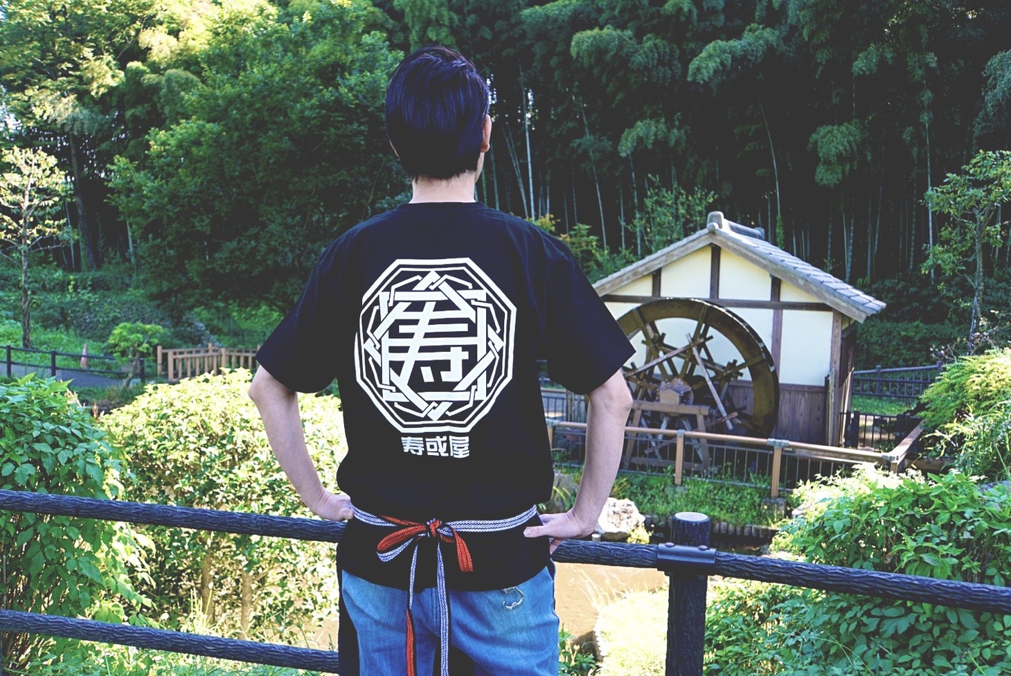 「寿或屋」で販売されるTシャツ。