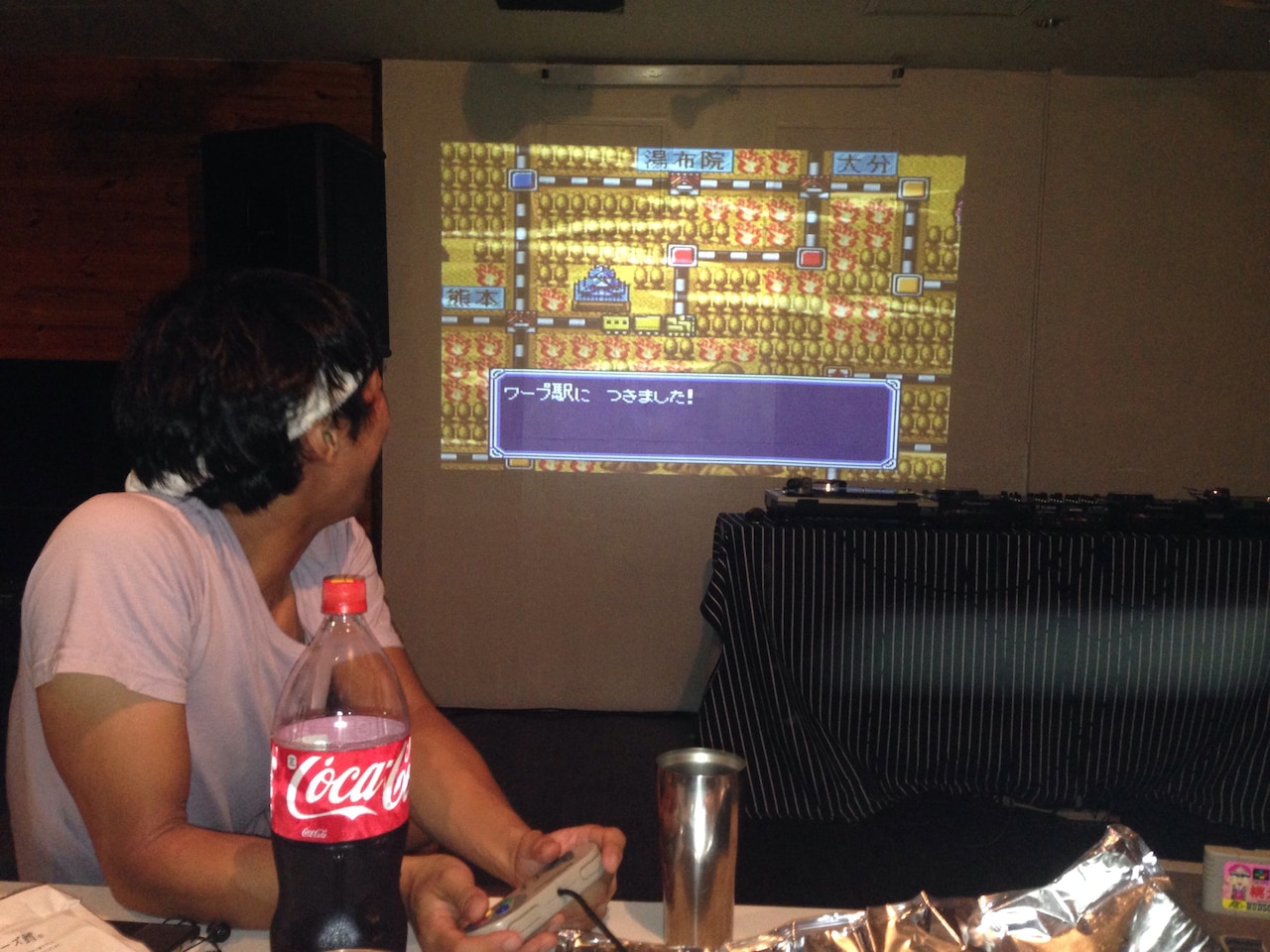 東京・南池袋ミュージック・オルグでゲームをする佐久間裕太。