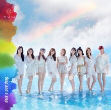 NiziUデビューシングル「Step and a step」の通常盤ジャケット。