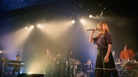 iri「Wonderland」ライブ映像より。