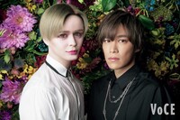 「VOCE」12月号より。左からMatt、千賀健永（Kis-My-Ft2）。