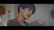 岩田剛典が出演する「『ブレンディ』スティック」新テレビCM「いい朝は、やさしいカフェオレで。」編より。