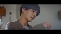 岩田剛典が出演する「『ブレンディ』スティック」新テレビCM「いい朝は、やさしいカフェオレで。」編より。