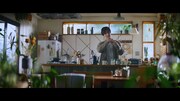 岩田剛典が出演する「『ブレンディ』スティック」新テレビCM「いい朝は、やさしいカフェオレで。」編より。