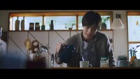 岩田剛典が出演する「『ブレンディ』スティック」新テレビCM「いい朝は、やさしいカフェオレで。」編より。
