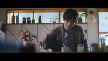 岩田剛典が出演する「『ブレンディ』スティック」新テレビCM「いい朝は、やさしいカフェオレで。」編より。