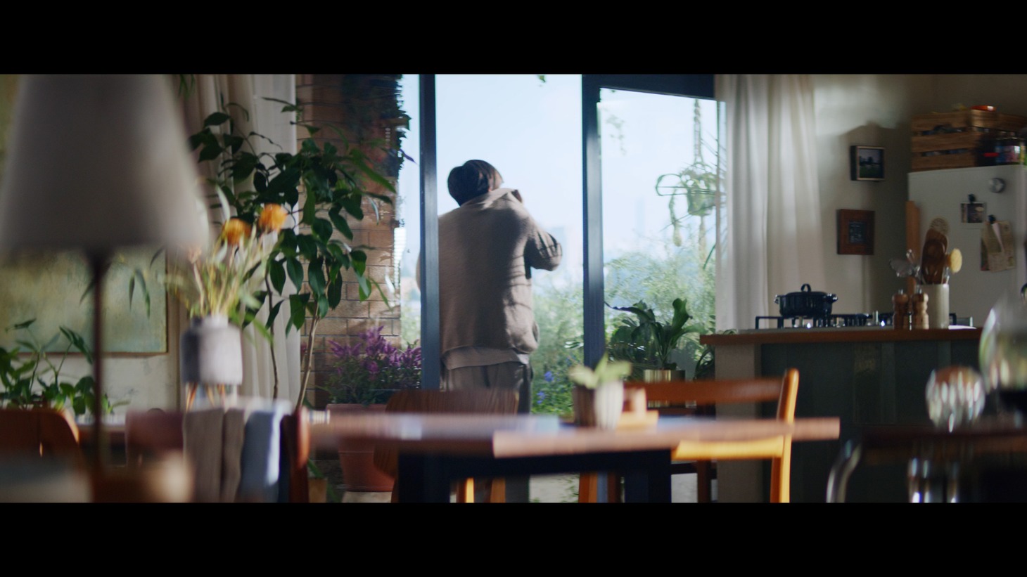 岩田剛典が出演する「『ブレンディ』スティック」新テレビCM「いい朝は、やさしいカフェオレで。」編より。