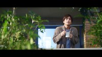 岩田剛典が出演する「『ブレンディ』スティック」新テレビCM「いい朝は、やさしいカフェオレで。」編より。