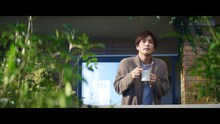 岩田剛典が出演する「『ブレンディ』スティック」新テレビCM「いい朝は、やさしいカフェオレで。」編より。