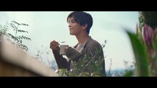 岩田剛典が出演する「『ブレンディ』スティック」新テレビCM「いい朝は、やさしいカフェオレで。」編より。