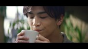 岩田剛典が出演する「『ブレンディ』スティック」新テレビCM「いい朝は、やさしいカフェオレで。」編より。