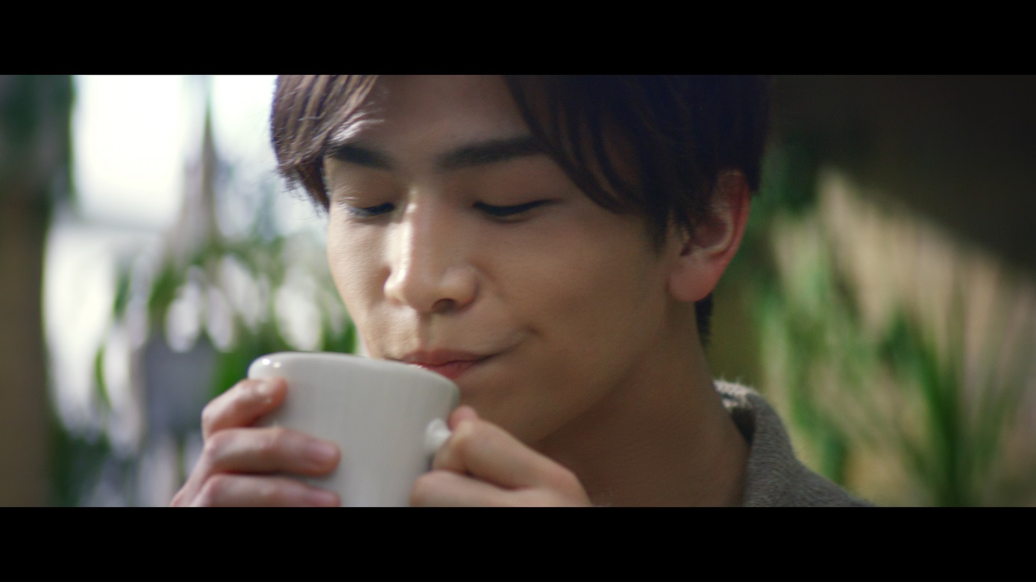 岩田剛典が出演する「『ブレンディ』スティック」新テレビCM「いい朝は、やさしいカフェオレで。」編より。