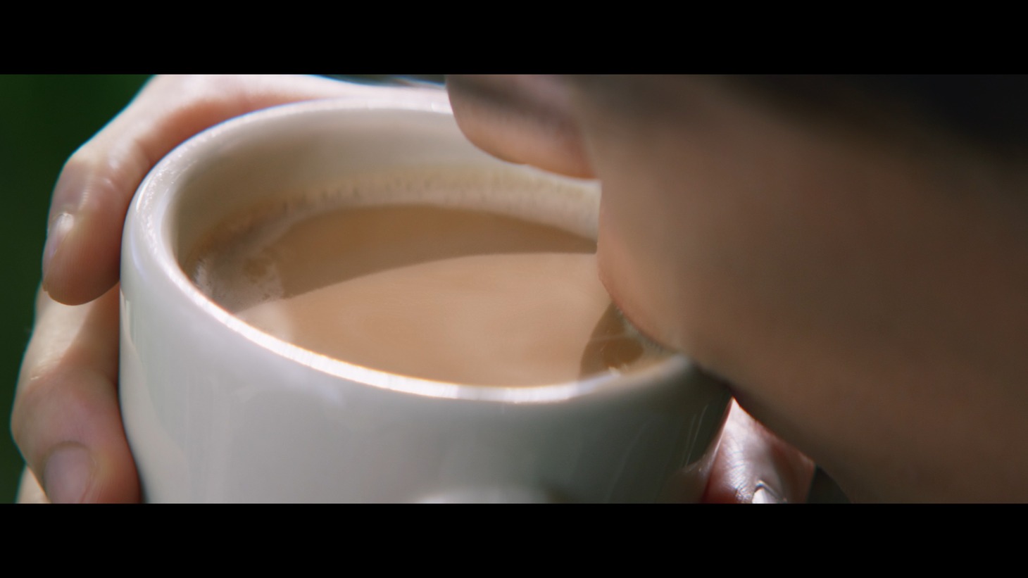 岩田剛典が出演する「『ブレンディ』スティック」新テレビCM「いい朝は、やさしいカフェオレで。」編より。