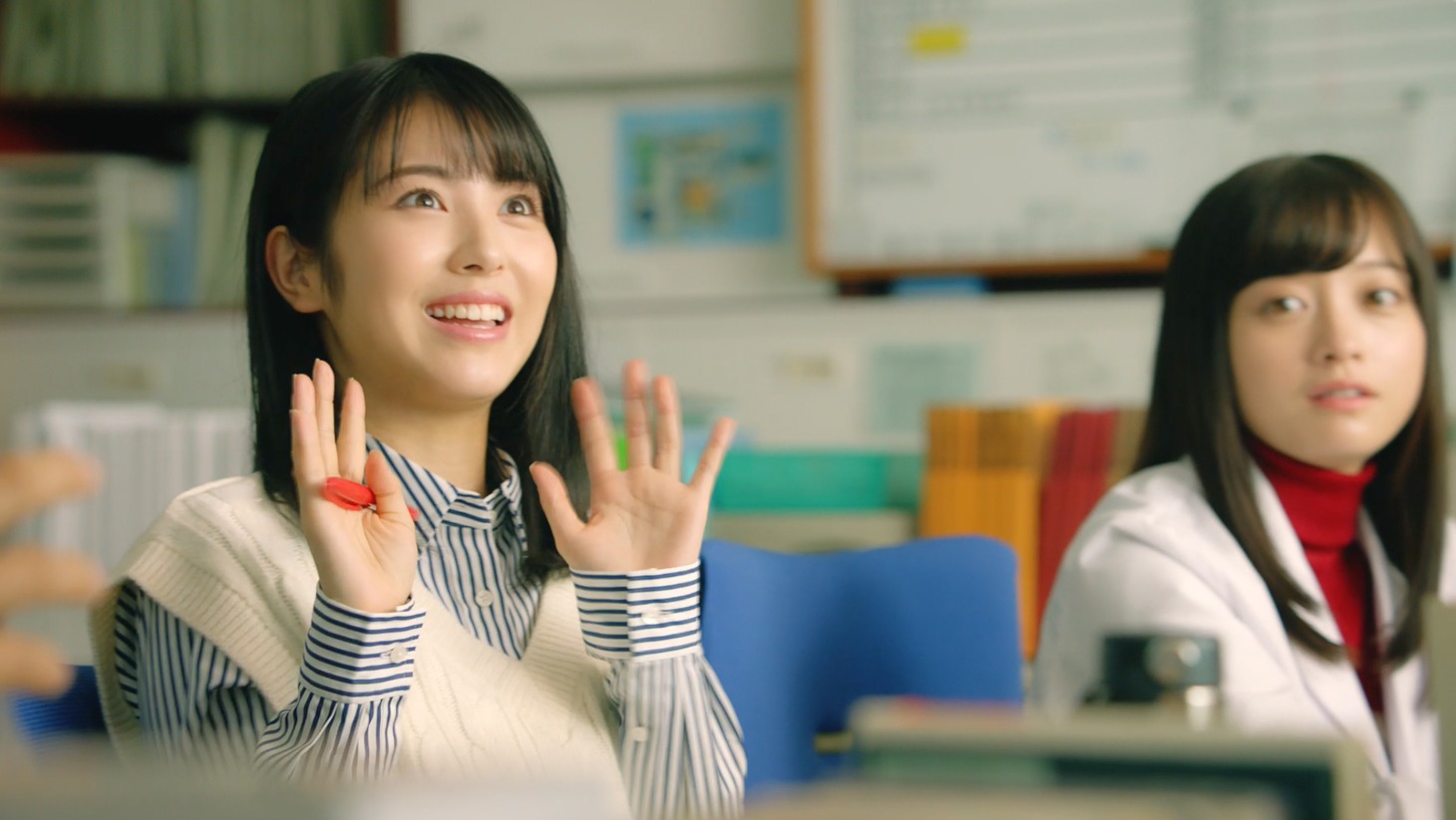 NTTドコモの新CM「先生、5Gって知ってる？」のワンシーン。