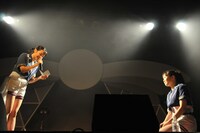 amiからの手紙を正座で聞くmiyu。（撮影：シガテルミ）