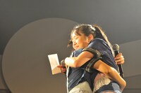 抱き合うamiとmiyu。（撮影：シガテルミ）