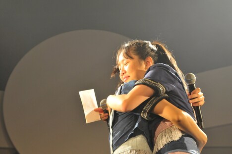 抱き合うamiとmiyu。(撮影:シガテルミ)