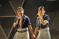 手をつなぐmiyuとami。（撮影：シガテルミ）