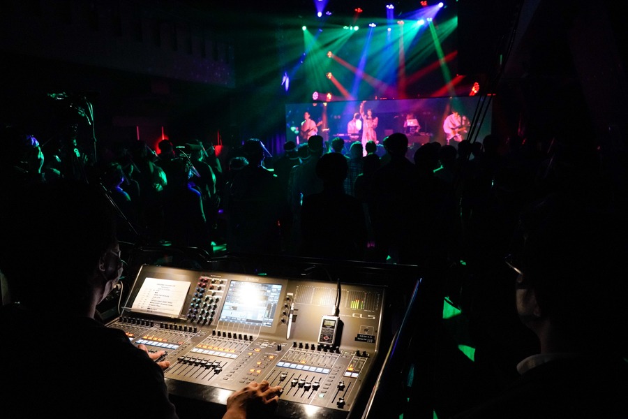 「YAMAHA×ORESAMA×Veats Shibuya presents LIVE ON DISTANCE VIEWING "Gimmme!"」の様子。（写真提供：ヤマハ株式会社）