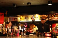 左から辛島菜摘、綾小路翔。