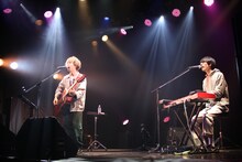 左からオカモトコウキ、八木類。