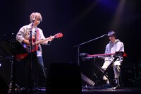 左からオカモトコウキ、八木類。