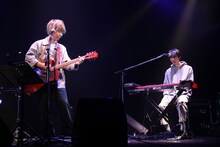 左からオカモトコウキ、八木類。