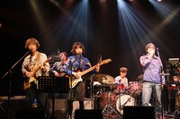 左からオカモトコウキ、Rei、YO-KING。