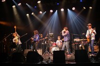 真心ブラザーズ、オカモトコウキ、Reiのセッションの様子。