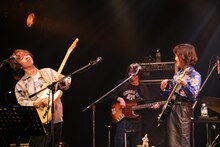 左からオカモトコウキ、Rei。