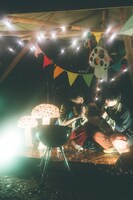 しゃがんで話をするさくらしめじ。（撮影：鈴木友莉）