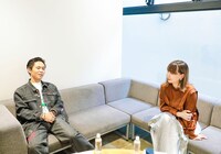 左からオカモトレイジ、土岐麻子。