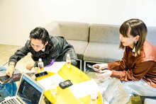 左からオカモトレイジ、土岐麻子。