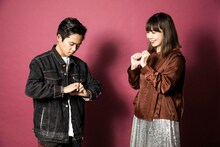 左からオカモトレイジ、土岐麻子。