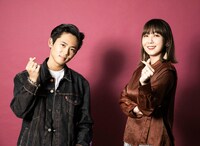 左からオカモトレイジ、土岐麻子。