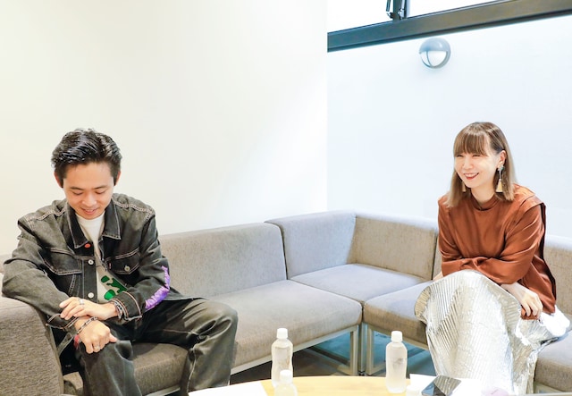 左からオカモトレイジ、土岐麻子。